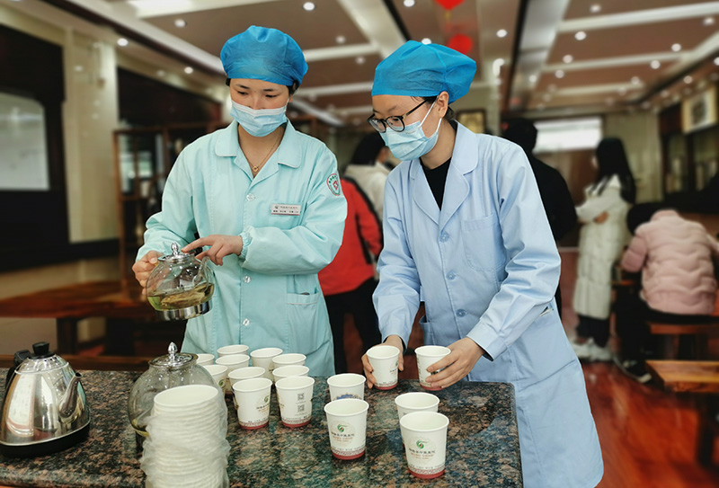 祥云县中医医院免费为群众提供药茶。祥云县民族团结进步创建办供图